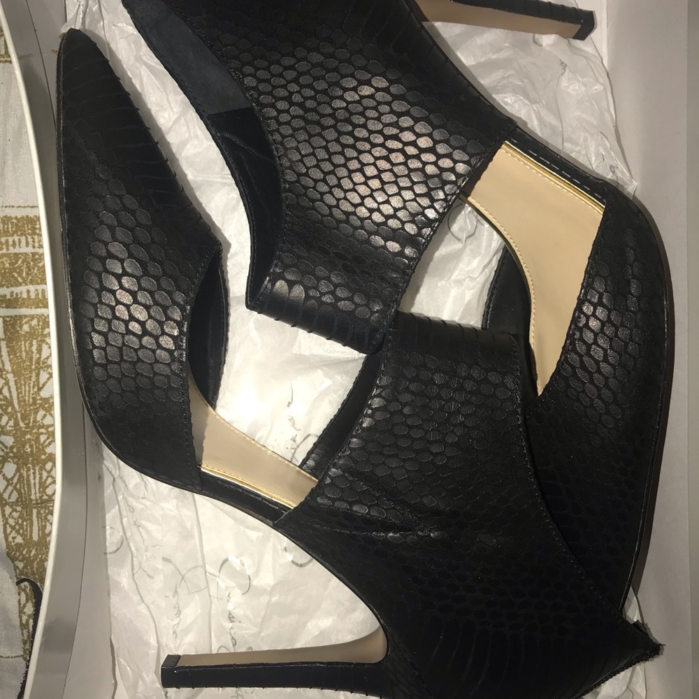 Pumps/Heels - Picture 2 of 5